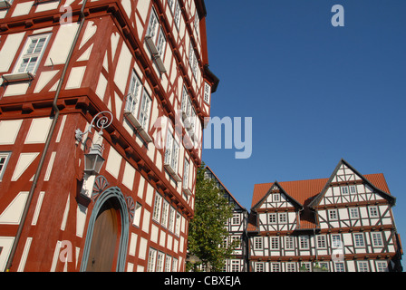 Mittelalterliche Hälfte timered Häuser am Rathaus Platz Melsungen, Ziel der deutsche Tourist route Deutsche Fachwerkstraße Stockfoto