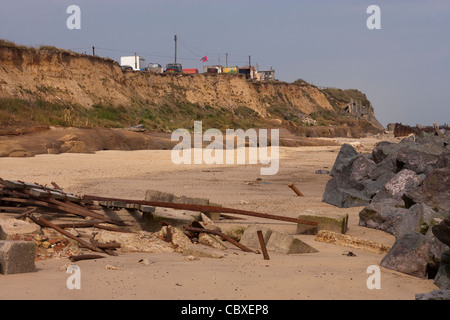 Happisburgh Küste, North Norfolk, East Anglia. Erosion der Felsen an der Nordsee; Häuser, Häuser auf Klippe Rand weiter. Stockfoto