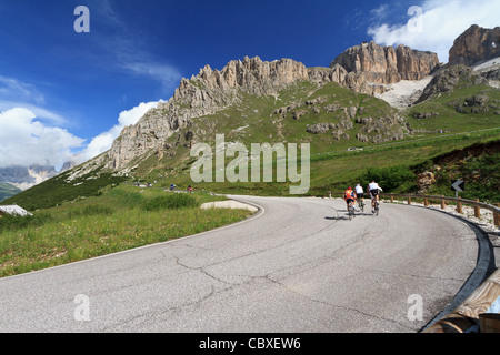 Radfahrer auf der Straße von Canazei nach Pordoi pass, Trentino, Italien Stockfoto