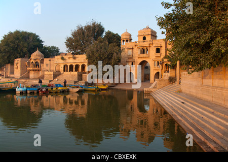 Sonnenaufgang am Gadi Sagar-Tor, das führt zu Gadi Sagar See in Jaisalmer, Rajasthan, Indien Stockfoto