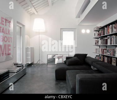 moderne Wohnzimmer Couch im Dachgeschoss mit grauen Tuch und Harz Stock Stockfoto