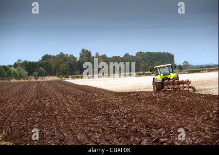 Pflügen mit einem Claas 640 Axion Stoppeln und 5 Furche reversible Pflug Stockfoto