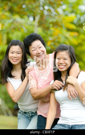Glücklich asiatischen Senior Lady und ihren Töchtern Stockfoto
