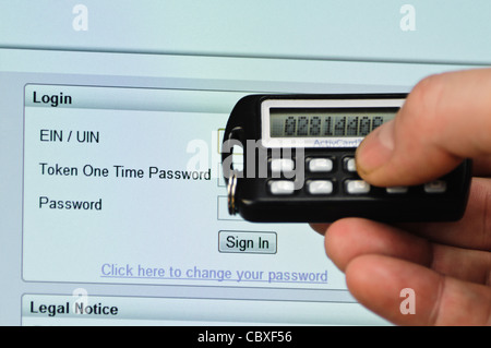 Der Mensch nutzt SecureID Token in eine Website benötigen eine Benutzer-ID, Kennwort und Passwort einloggen Stockfoto
