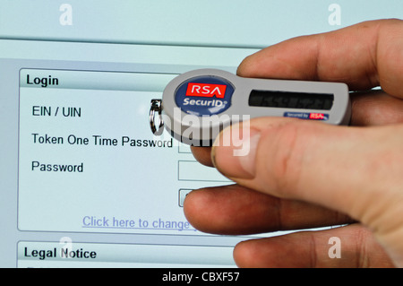 Man verwendet die SecurID-Token in eine Website, die eine Benutzer-ID, Kennwort und Kennwort anmelden. Stockfoto
