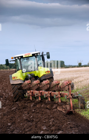 Pflügen mit einem Claas 640 Axion Stoppeln und 5 Furche reversible Pflug Stockfoto