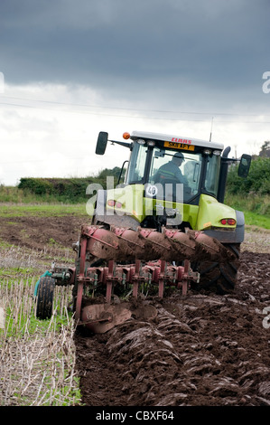 Pflügen mit einem Claas 640 Axion Stoppeln und 5 Furche reversible Pflug Stockfoto