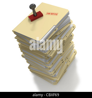 Stapel von Manila Office-Ordner oder Dateien mit Stempel Lesen Archive auf weißem Hintergrund Stockfoto