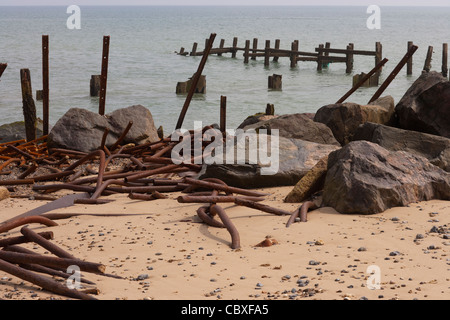 Happisburgh Beach, North Norfolk. Holz und Metall Brakewaters mit importierter Granitfelsen, in der Lage, Meer mildern zerstört Stockfoto
