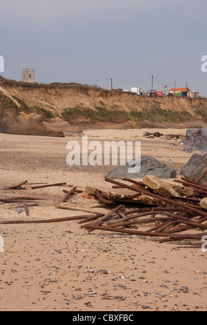 Happisburgh Meer erodierte Küsten, North Norfolk. Metall Brakewaters angesammelt durch Gezeiten Maßnahmen gegen importierte Felsen zerstört. Stockfoto