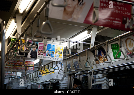 Innen Beförderung auf Tokyo Metro, Tokyo, Japan Stockfoto