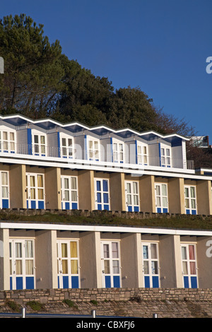 Strand Hütten auf Branksome Dene Chine, Poole, Dorset an einem sonnigen Wintertag im Dezember Stockfoto