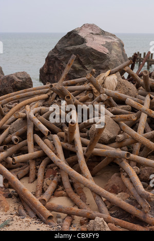 Happisburgh Strand, Norfolk. Kumulierte Nordsee Gezeiten zerstört Metall brakewaters Stockfoto