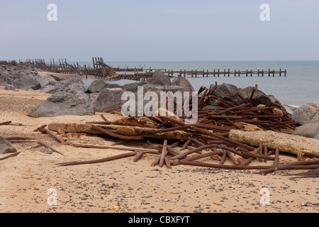 Happisburgh Strand und Küste, Norfolk. Kumulierte zerstört Metall Brakewaters und importierten Felsen Meer zu verteidigen Stockfoto