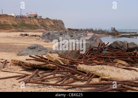 Happisburgh Küste mit kumulierten Meer zerstört Metall Abwehr in Haufen importiert Granit Felsen hinter, Schnittholz Leistungsschalter noch weiter zerstört. Stockfoto