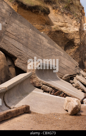 Happisburgh Küste, North Norfolk, East Anglia. Erosion der Felsen von der Nordsee und Meer Verteidigung konkrete Breakers. Stockfoto