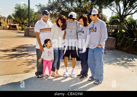 Vietnamesisch-amerikanische Mutter, philippinischen amerikanischen Ehemann und ihre vier-jährige ethnisch gemischten Tochter treffen mit Familie. Stockfoto