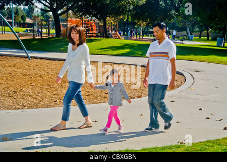 Philippinisch-Amerikanischen Vater, seine vietnamesisch-amerikanische Frau und rassisch gemischt vier-jährige Tochter besuchen einen Spielplatz. Stockfoto