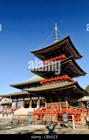 NARITA, Japan – kunstvoll bemalte Dachbalken der dreistöckigen Pagode im Naritasan Shinshoji-Tempel. Dieses 25 Meter hohe Gebäude, das ursprünglich 1712 erbaut wurde, zeigt lebendige Farben und komplizierte Designs und veranschaulicht die reichen künstlerischen Traditionen der japanischen buddhistischen Architektur und des Symbolismus. Stockfoto