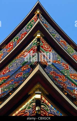 NARITA, Japan – kunstvoll bemalte Dachbalken der dreistöckigen Pagode im Naritasan Shinshoji-Tempel. Dieses 25 Meter hohe Gebäude, das ursprünglich 1712 erbaut wurde, zeigt lebendige Farben und komplizierte Designs und veranschaulicht die reichen künstlerischen Traditionen der japanischen buddhistischen Architektur und des Symbolismus. Stockfoto