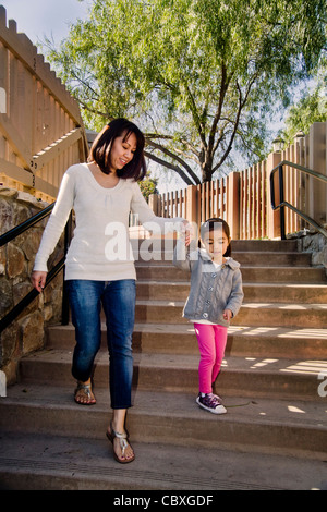 Vietnamesisch-amerikanische Mutter und ihre vier-jährige Tochter genießen einen sonnigen Tag in Cerritos, Kalifornien. Stockfoto