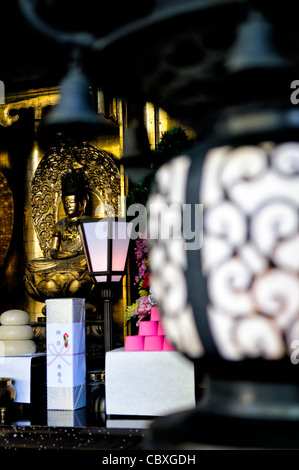 NARITA, Japan – Ein kleiner Schrein auf der Rückseite der Großen Haupthalle mit geringer Schärfentiefe. Der Narita-san-Tempel, auch bekannt als Shinsho-Ji (neuer Siegestempel), ist der buddhistische Tempelkomplex Shingon, der 940 in der japanischen Stadt Narita östlich von Tokio errichtet wurde. Stockfoto