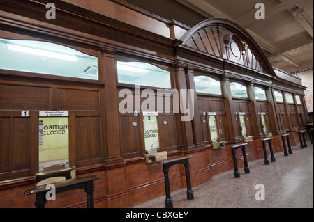 Leere Kasse Kassen in Manchester Victoria Rail Bahnhof Zug. Stockfoto