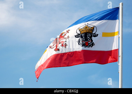 Fliegen Sie Fahnen mit dem Wappen des Bundeslandes von Mecklenburg-Vorpommern. Stockfoto