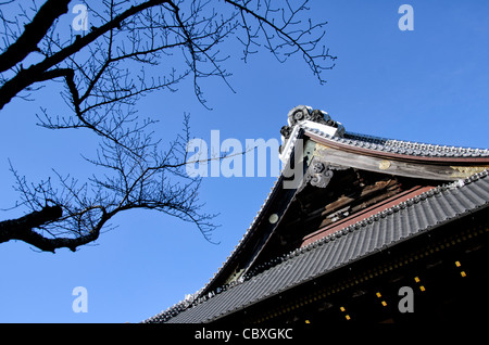 NARITA, Japan – der 1984 erbaute Daitou oder große Tempel erhebt sich über 58 Meter hoch auf dem Gipfel des Narita Berges. Der Narita-san-Tempel, auch bekannt als Shinsho-Ji (neuer Siegestempel), ist der buddhistische Tempelkomplex Shingon, der 940 in der japanischen Stadt Narita östlich von Tokio errichtet wurde. Stockfoto