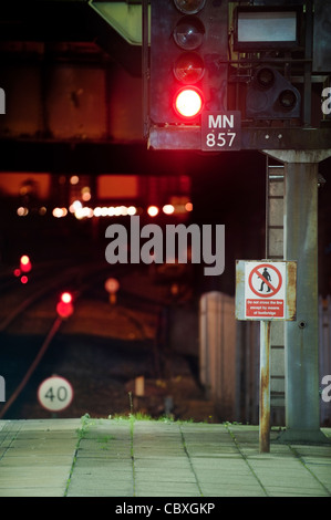 Ein Schild warnt die Menschen nicht über das Ende der Plattform an der Victoria Station in Manchester weiter zu. Stockfoto