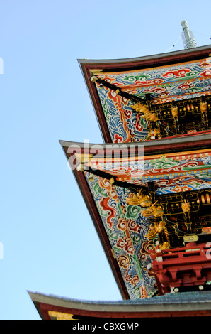 NARITA, Japan – kunstvoll bemalte Dachbalken der dreistöckigen Pagode im Naritasan Shinshoji-Tempel. Dieses 25 Meter hohe Gebäude, das ursprünglich 1712 erbaut wurde, zeigt lebendige Farben und komplizierte Designs und veranschaulicht die reichen künstlerischen Traditionen der japanischen buddhistischen Architektur und des Symbolismus. Stockfoto