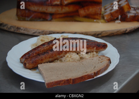 Wurst-Brawn (Bratwurstsülze) und fränkischen gegrillte Bratwurst mit Sauerkraut und einer Scheibe Bauernbrot (Bauernbrot) Stockfoto