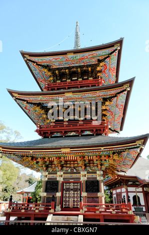 NARITA, Japan – kunstvoll bemalte Dachbalken der dreistöckigen Pagode im Naritasan Shinshoji-Tempel. Dieses 25 Meter hohe Gebäude, das ursprünglich 1712 erbaut wurde, zeigt lebendige Farben und komplizierte Designs und veranschaulicht die reichen künstlerischen Traditionen der japanischen buddhistischen Architektur und des Symbolismus. Stockfoto