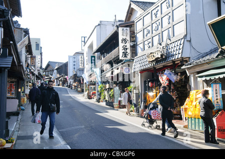 NARITA, Japan – Eine Straße in der Nähe des Naritasan Shinshoji-Tempels, gesäumt von traditionellen Geschäften und Restaurants. Diese malerische Gegend, beliebt bei Touristen und Reisenden mit Zwischenstopps am nahe gelegenen internationalen Flughafen Narita, bietet einen Einblick in die authentische japanische Kultur und Küche direkt vor den Toren Tokios. Stockfoto