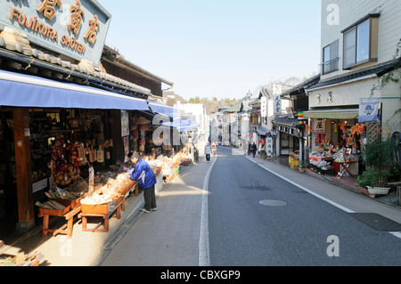 NARITA, Japan – Eine Straße in der Nähe des Naritasan Shinshoji-Tempels, gesäumt von traditionellen Geschäften und Restaurants. Diese malerische Gegend, beliebt bei Touristen und Reisenden mit Zwischenstopps am nahe gelegenen internationalen Flughafen Narita, bietet einen Einblick in die authentische japanische Kultur und Küche direkt vor den Toren Tokios. Stockfoto