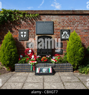 Canterbury UK Krieg Memorial Italien Sterne Verband, durch den Fluss Stour in Westgate Gärten, Canterbury. Stockfoto