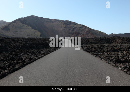 Straße durch den Nationalpark Timanfaya, Lanzarote Spanien Stockfoto