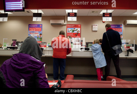 Postschalter UK; Menschen, die darauf warteten, für Dienstleistungen, die Post, Cambridge UK Stockfoto