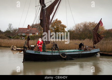 Weihnachtsmann auf Snape Maltings anreisen Themse Barge, Fluss Alde, Snape Suffolk UK Stockfoto