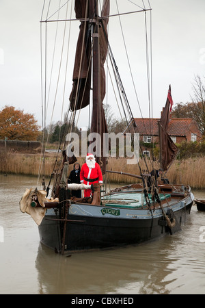 Weihnachtsmann auf Snape Maltings anreisen Themse Barge, Fluss Alde, Snape Suffolk UK Stockfoto