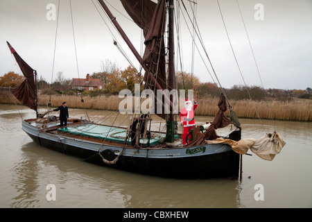 Weihnachtsmann auf Snape Maltings anreisen Themse Barge, Fluss Alde, Snape Suffolk UK Stockfoto