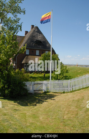 Kirchwarft (Kirche-Hügel) auf der nordfriesischen Insel von Hallig Hooge in die UNESCO Welt Kulturerbe Wadden Meer von NorthernGermany Stockfoto