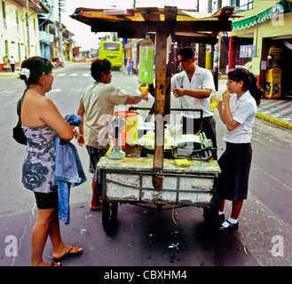 Eine Straße Vender verkaufen Orangensaft in der Plaza de Armas in Iquitos Peru Stockfoto