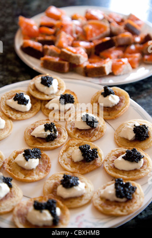 Blinis mit Sauerrahm und Kaviar mit Räucherlachs auf Brot, Weihnachten Essen UK Stockfoto