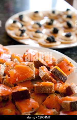 Geräucherter Lachs auf Brot und Blinis mit Kaviar, Weihnachten Essen UK Stockfoto