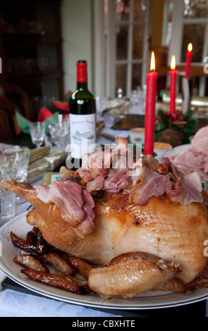 Braten Sie, Türkei, weinrot und Kerzen, eine traditionelle Weihnachten Esstisch, UK Stockfoto