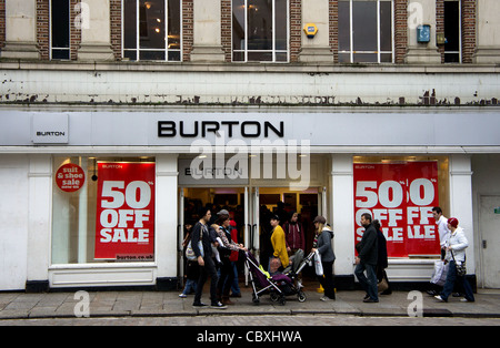Menschen zu Fuß vorbei an einem Burton Store, UK