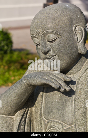 Schuss des Lächelns Buddha im Tempel Thailand Gesicht Nahaufnahme Stockfoto
