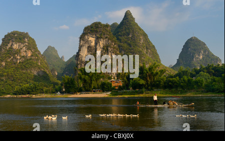 Karst Kalkgestein mit Wildenten und Kormoran Fischer auf dem Lijiang-Fluss in Yangshuo Peoples Republic Of China Stockfoto