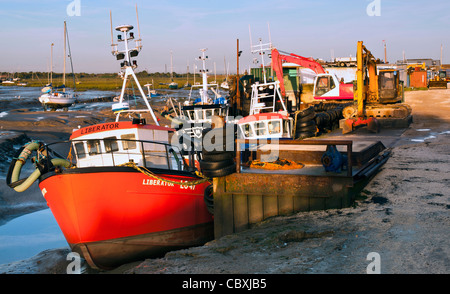 SOUTHEND-ON-SEA, ESSEX, Großbritannien - 15. SEPTEMBER 2011: Fischerboote liegen in Old Leigh vor Stockfoto